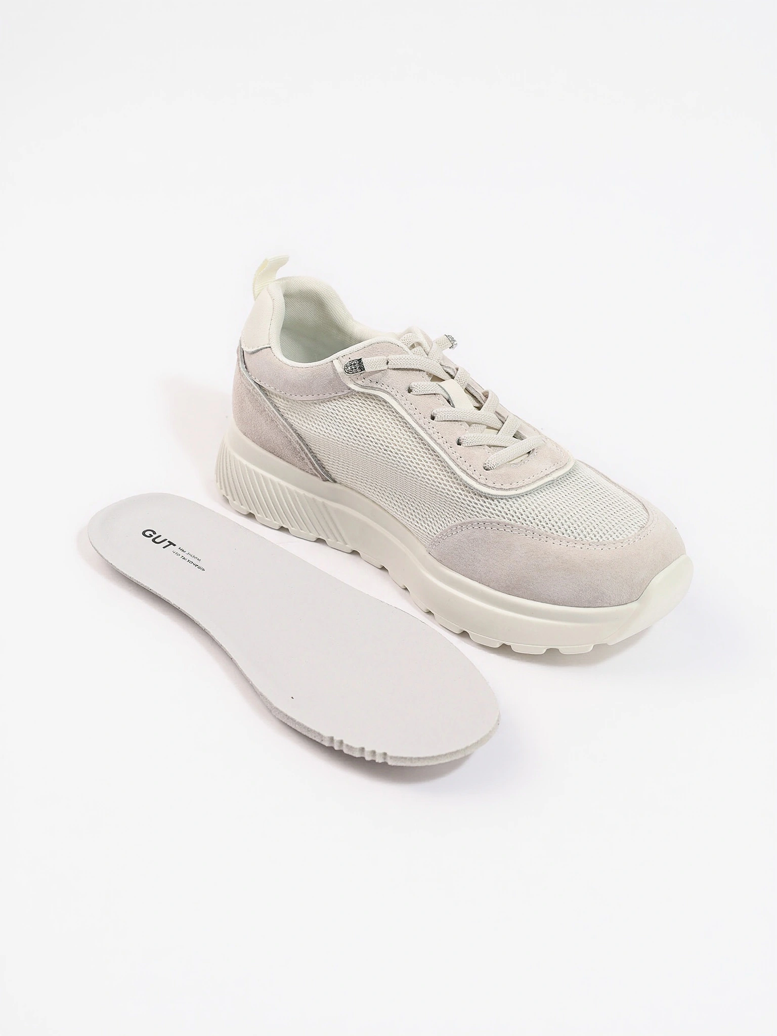 Кроссовки комбинированные белого цвета на низкой подошве